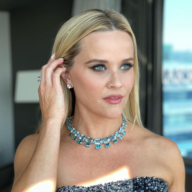 El vestido de invitada de lentejuelas de Reese Witherspoon en los premios Emmy 2022 dicta que el azul marino es el nuevo negro