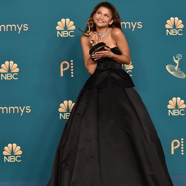 Zendaya triunfa en los Premios Emmy 2022 con un lookazo de Valentino y un peinado con diadema que necesitamos