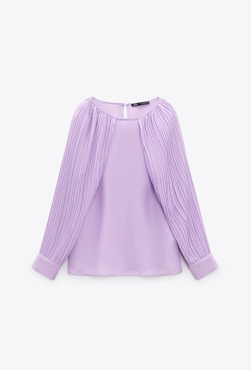 Blusa con capa en color violeta de Zara