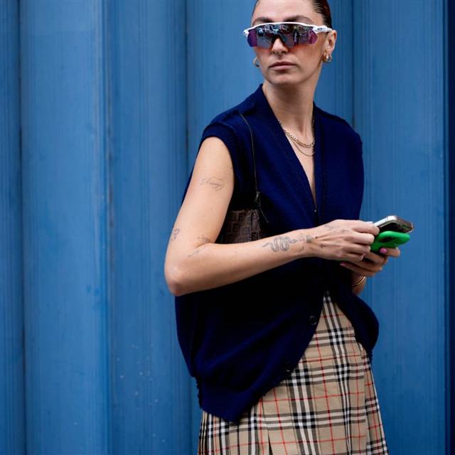 Haz caso al 'street style' e invierte en un chaleco, la prenda imprescindible del otoño 2022