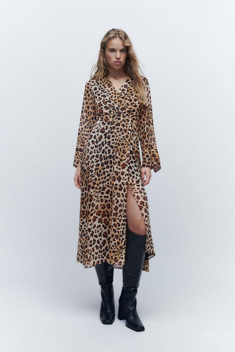 Vestido midi de leopardo de Zara