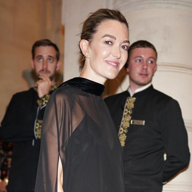 Marta Ortega a lo jefaza de Zara ha brillado en París con el vestido capa con transparencias más elegante que vas a ver hoy