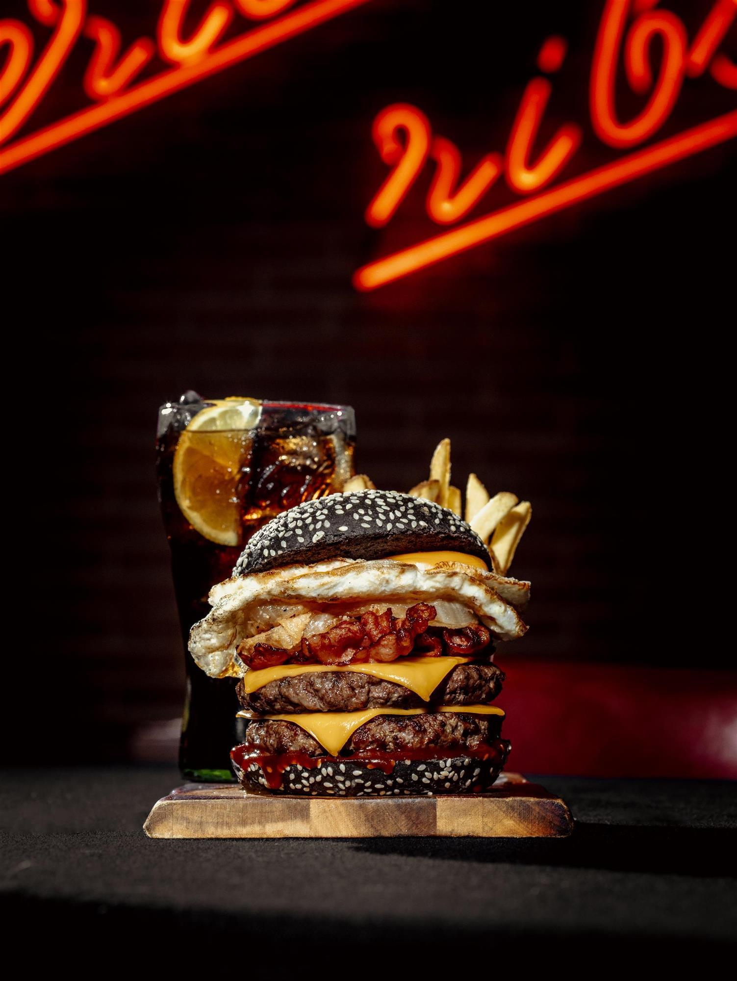 Atrévete con la Monster Burger de Tony Roma's