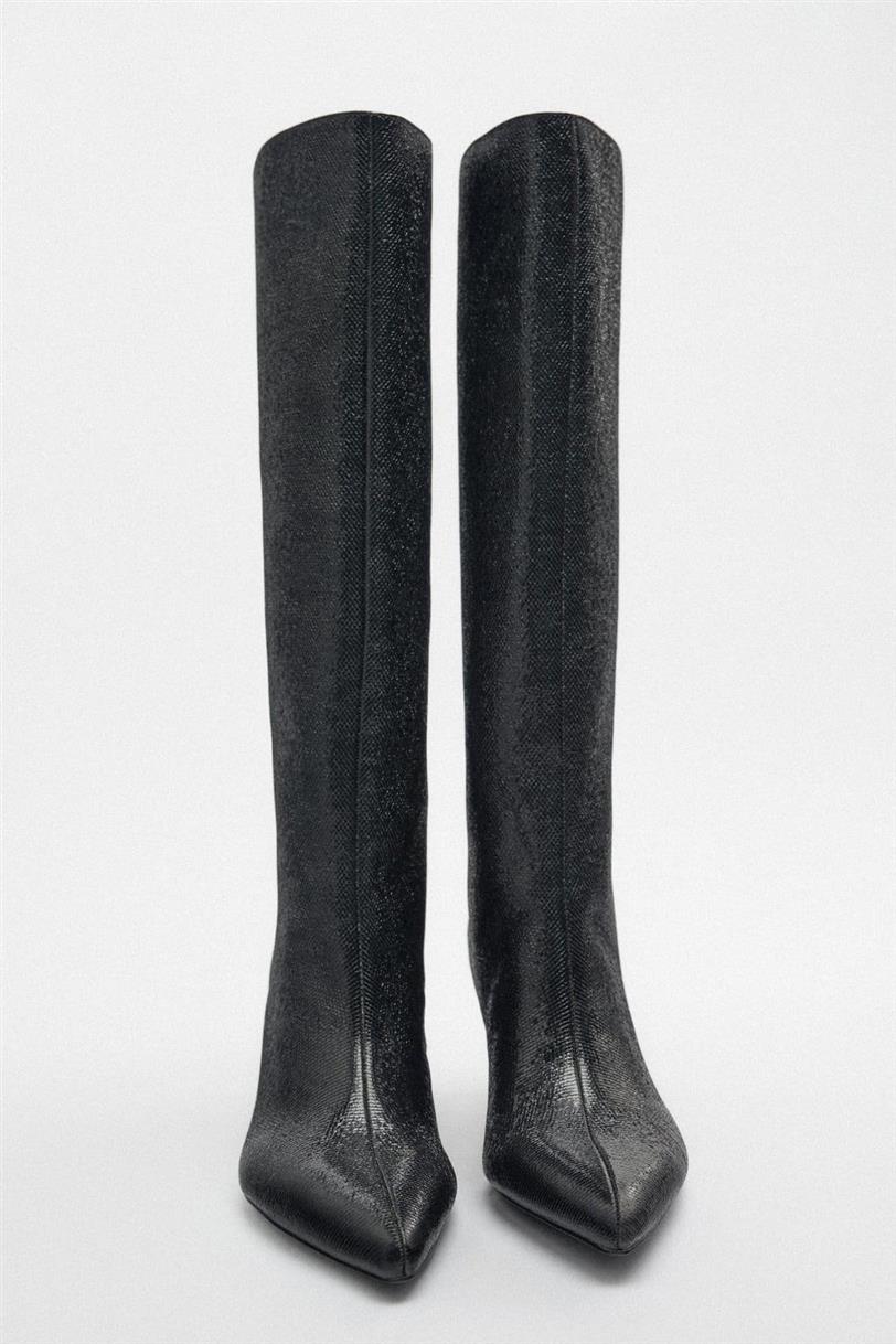 Botas altas negras de tacón, de Zara