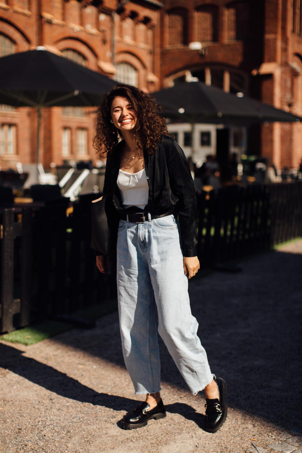 Cómo llevar jeans rectos con mocasines de mujer este 2022