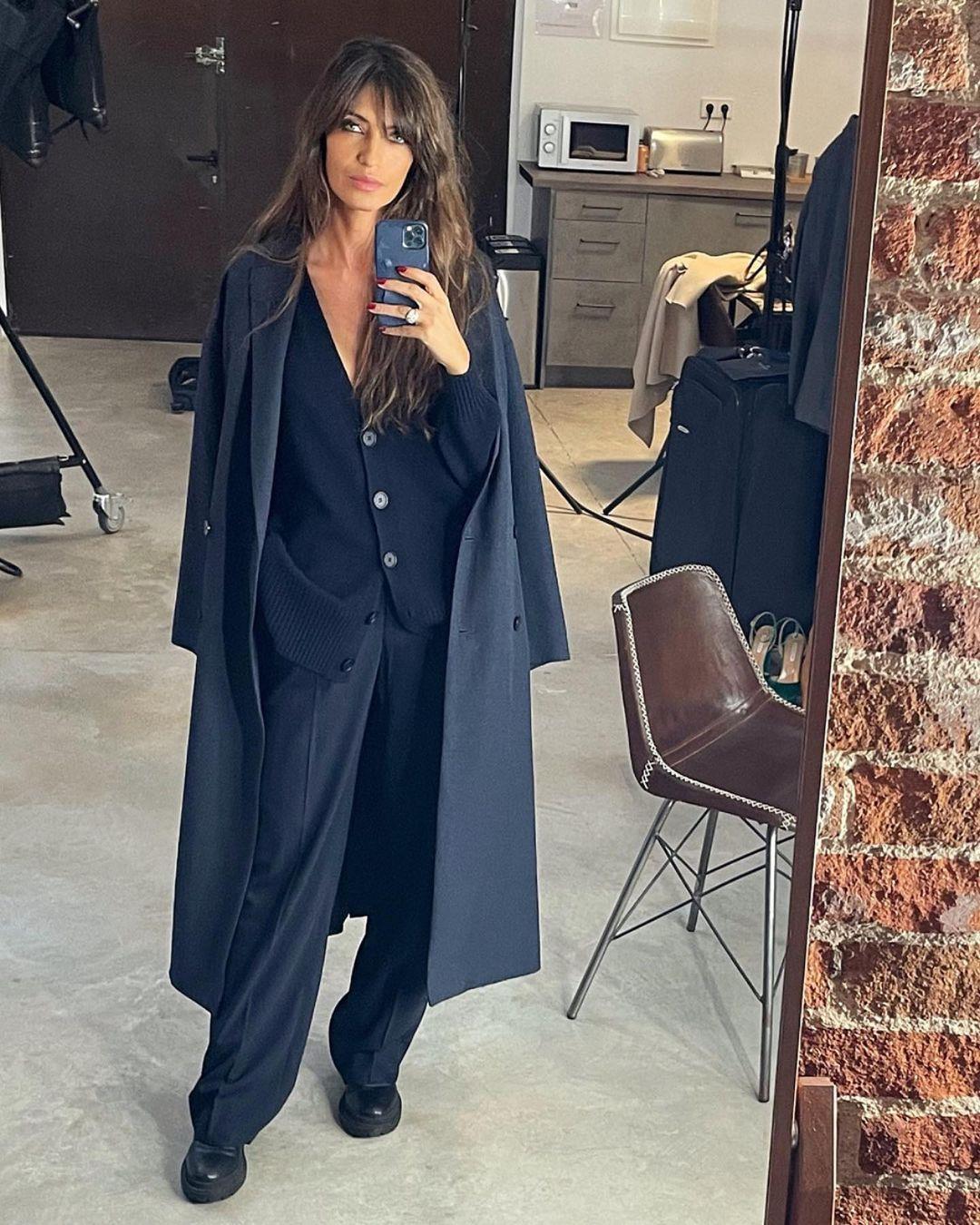 Sara Carbonero, en una de sus fotos de Instagram, con un traje gris