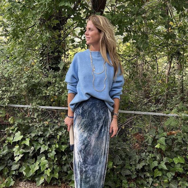 Amelia Bono tiene claro que las botas denim más tendencia de Zara se combinan con falda midi de terciopelo y jersey gustosito