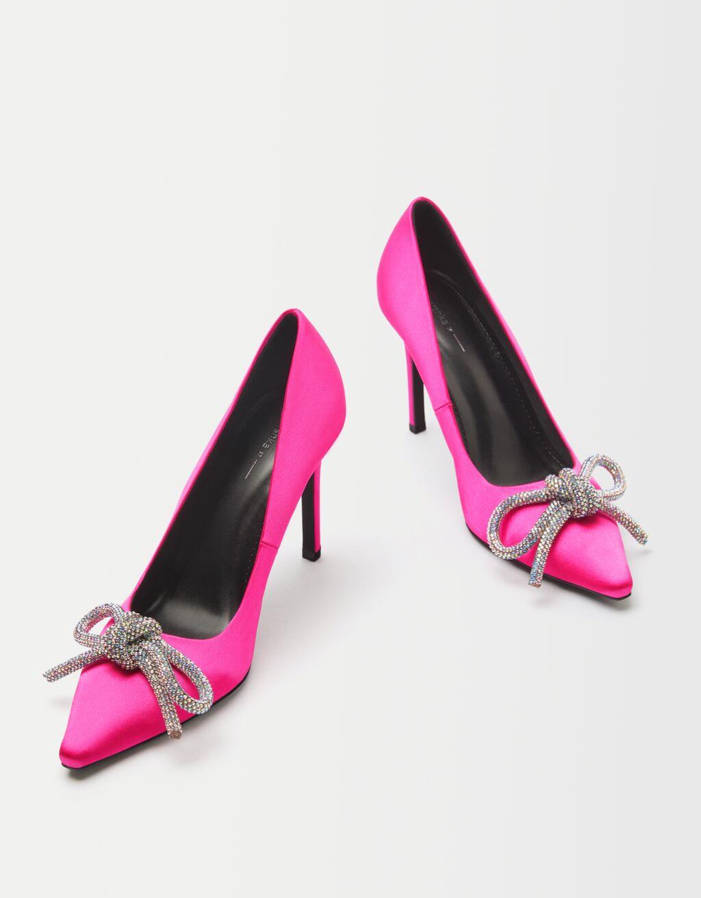 Zapato de tacón rosa, de Bershka
