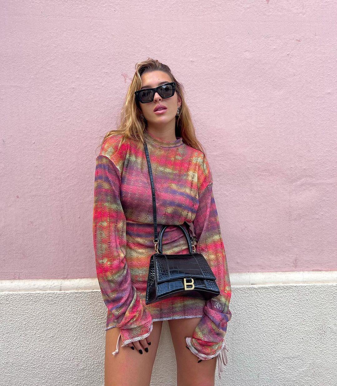 Alba Díaz, con vestido 'tie dye', en una de sus fotos de Instagram