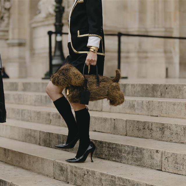 Las francesas llevan mules de tacón en invierno porque los combinan con calcetines