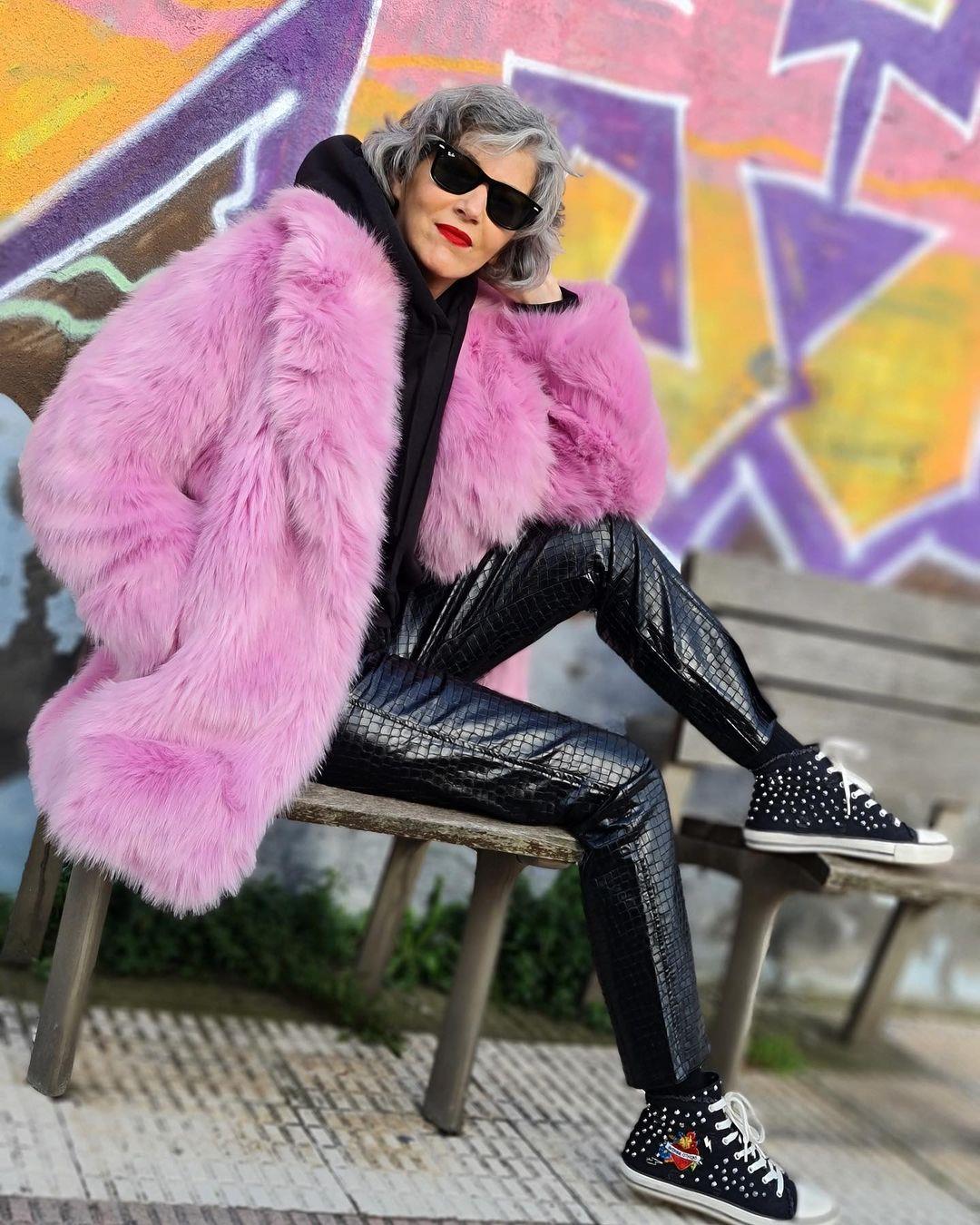 Carmen Gimeno, con 'total look' negro y abrigo de pelo rosa