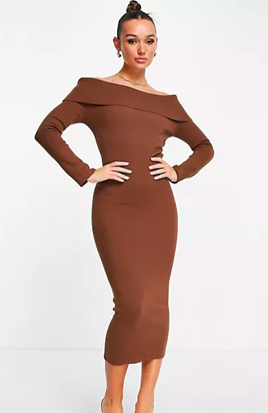 Vestido marrón de escote bardot, de Pretty Lavish 