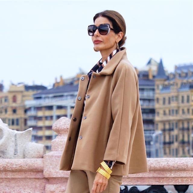 Las mujeres de 50 años que mejor visten saben que los abrigos de color son elegantes