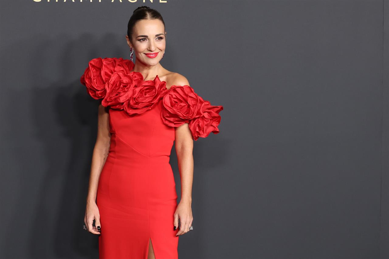 Paula Echevarría derrocha estilo con vestido rojo con flores en volumen en el escote