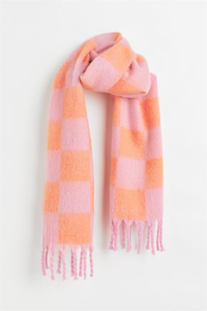 Bufanda de cuadros rosa y naranja de H&M que luce Amelia Bono