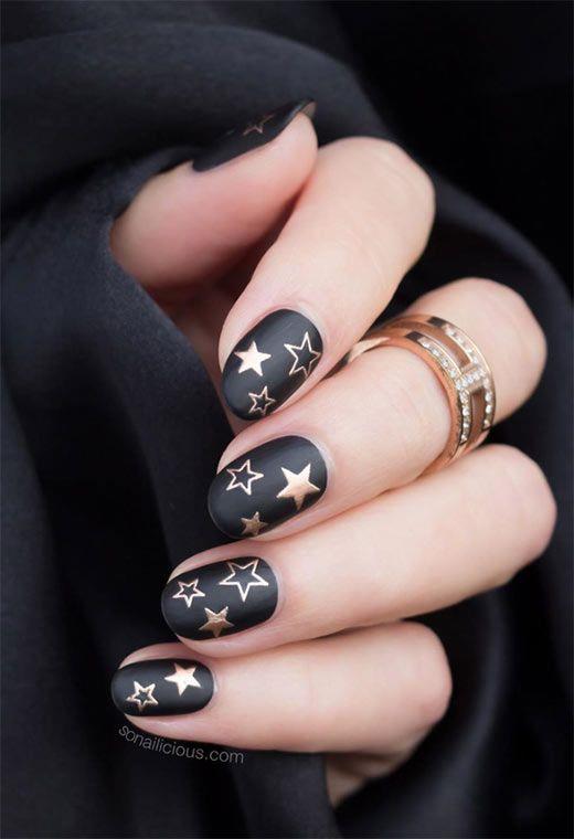 Uñas negras elegantes con estrellas