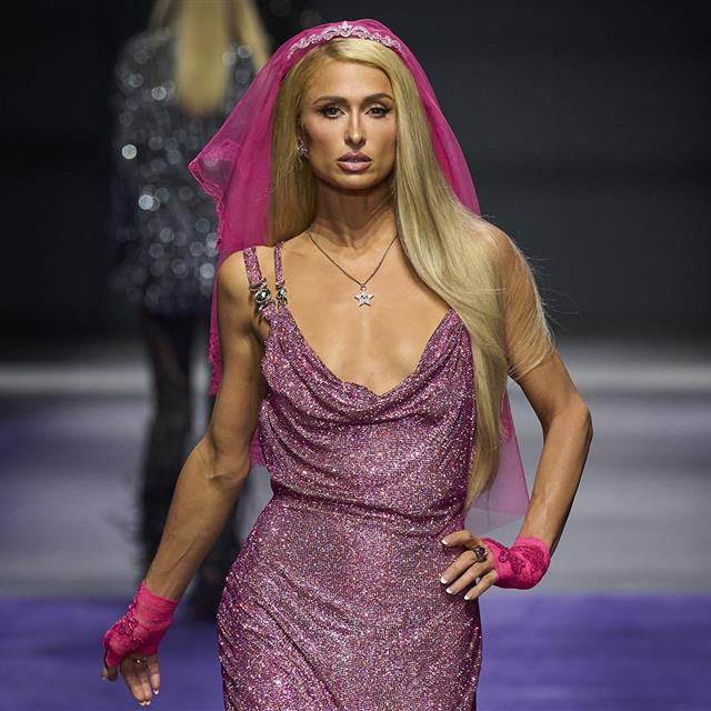 Zara recupera el vestido que llevó Paris Hilton en los 2000: arrasa y hace tipazo