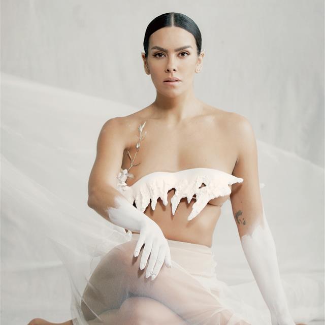 Cristina Pedroche presume de embarazo con un original top escultura y una falda transparente etérea