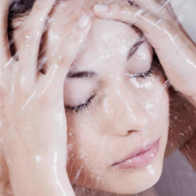 Cómo es la rutina de ducha perfecta: pasos y trucos para lucir una piel hidratada y firme