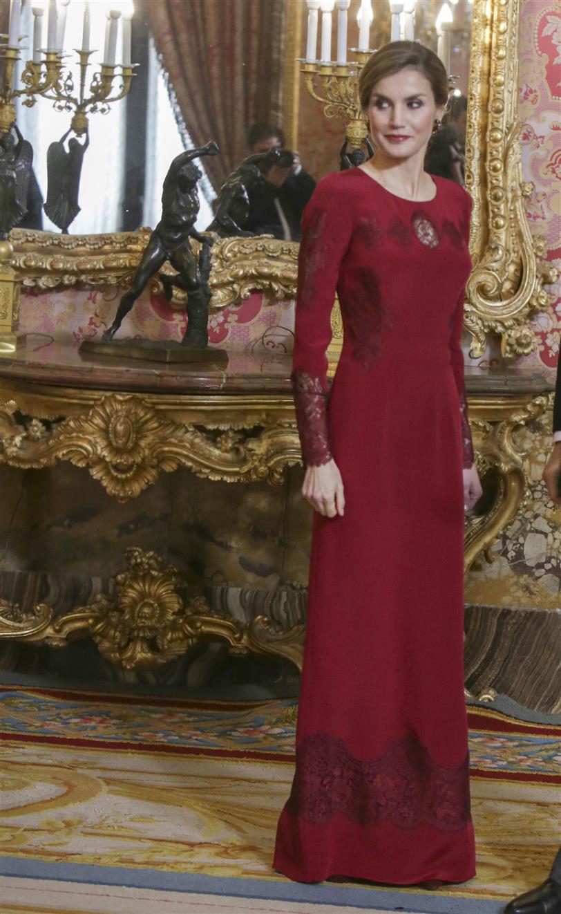 La reina Letizia con vestido rojo de Felipe Varela