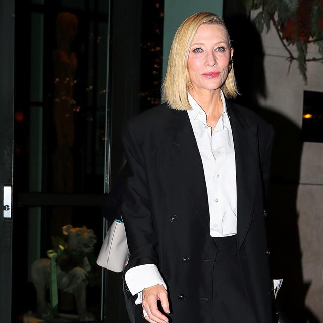 Por qué Cate Blanchett es la reina de las botas muy altas a los 50: cómo combinarlas con una blazer negra y camisa blanca para rejuvenecer