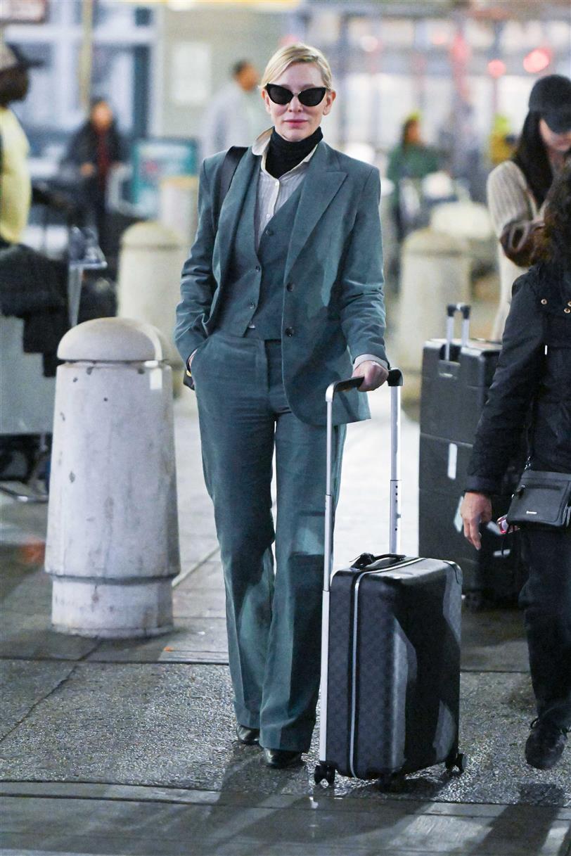 Cate Blanchett con traje de chaqueta y chaleco de micropana de Mango en color verde