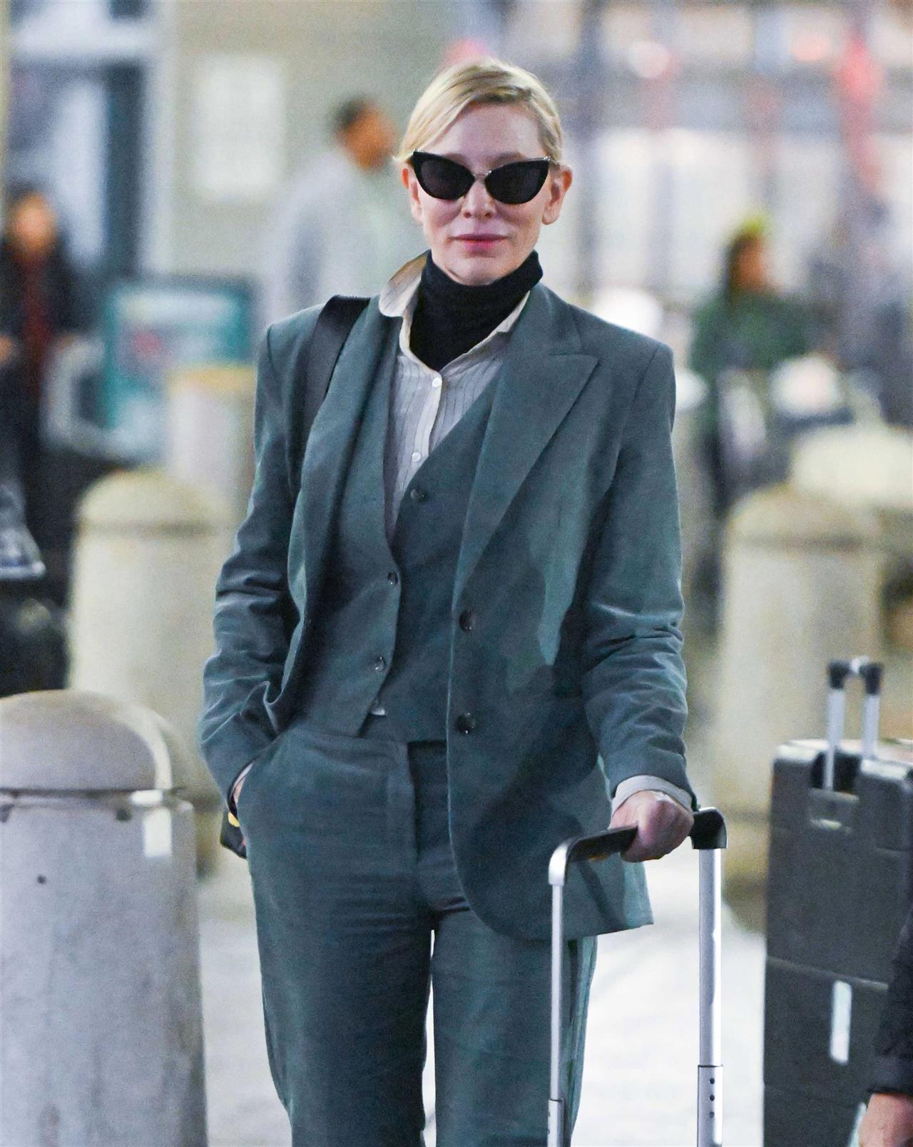 Cate Blanchett en el aeropuerto de Nueva York con traje de Mango