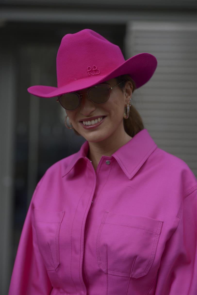sombrero camisa rosa
