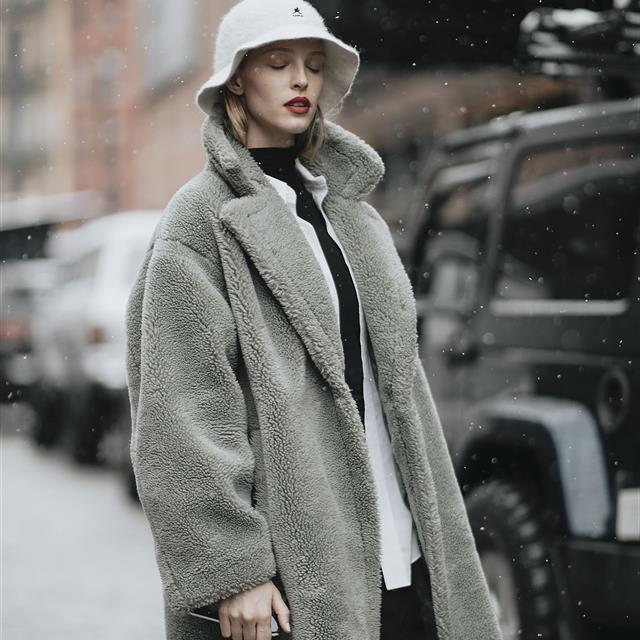 Faux fur: los abrigos que adoran las que más saben de moda (y tienen 50 años) para ir calentitas