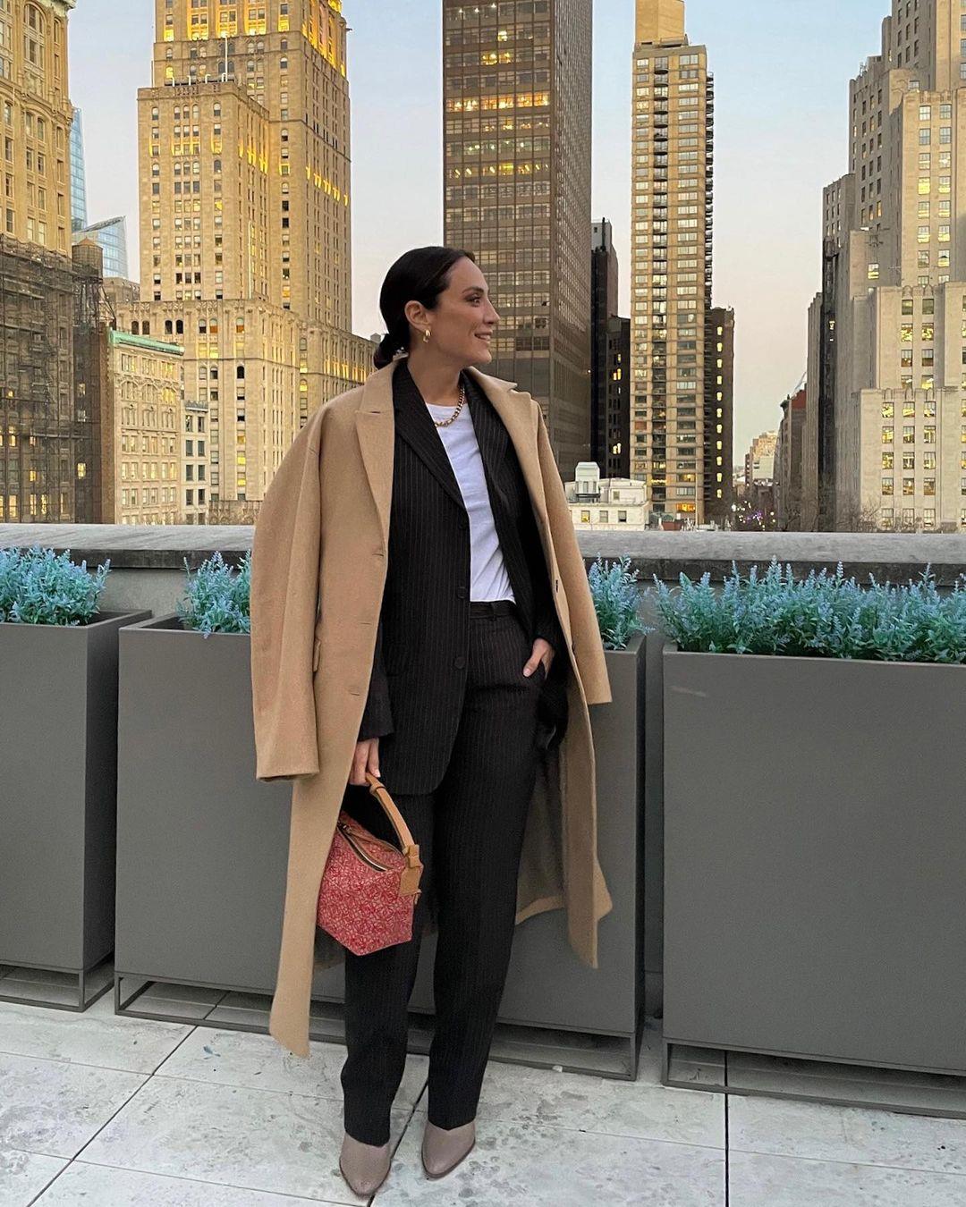 Tamara Falcó, con un traje de vestir, en una de sus fotos de Instagram 