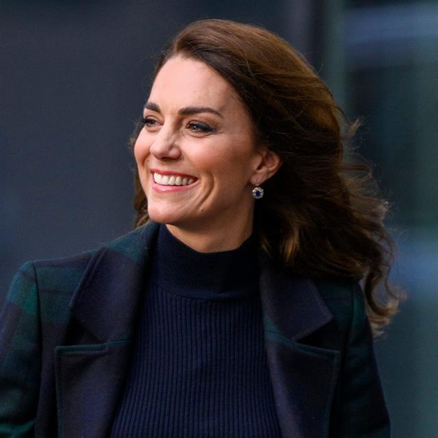 El look más sorprendente de Kate Middleton combina negro y azul marino (y sabemos cómo copiarlo versión low cost)