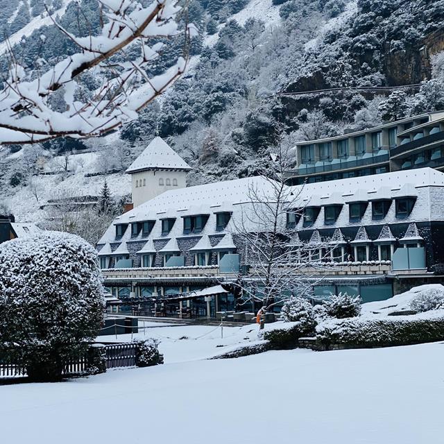 Escapada a la nieve: cuatro hoteles singulares para disfrutar del esquí