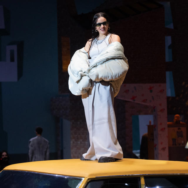 Por qué el anorak blanco que ha llevado Rosalía en el desfile de Louis Vuitton es todo lo que queremos para sobrevivir a la ola de frío