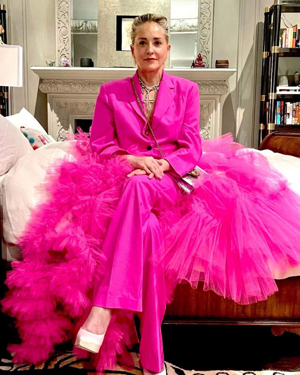 Sharon Stone look traje rosa 1