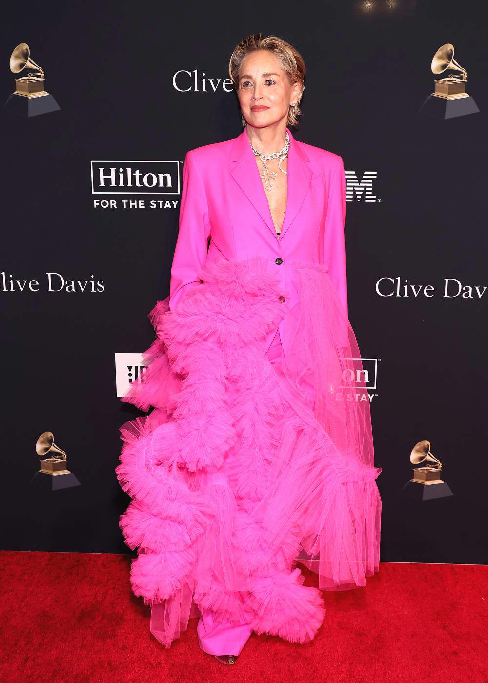 Sharon Stone look traje rosa 2