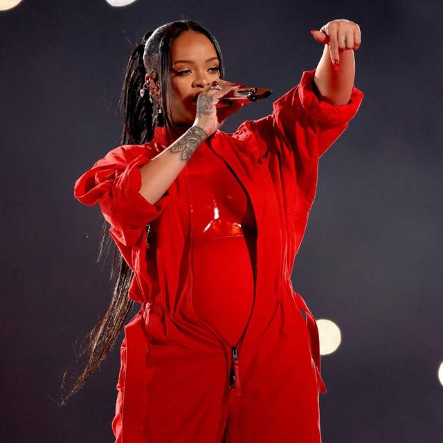 Rihanna confirma su segundo embarazo con un look de Loewe en la Super Bowl: ¡estamos en shock!