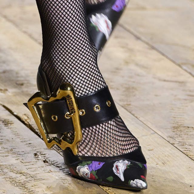 Soñamos y necesitamos los zapatos joya de Moschino en la Semana de la moda de Milán: botines, salones y botas altas que son una fantasía