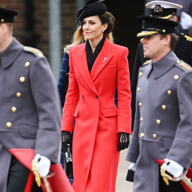 Kate Middleton tiene el abrigo rojo más favorecedor: combina ideal con botas, zapatillas o bailarinas y es perfecto para la primavera