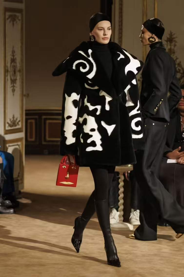 Schiaparelli: la elegancia del negro y estampados en colores neutros