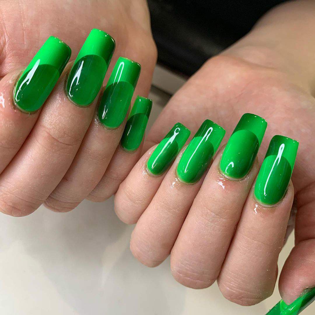 French nails illusion: verde hierba