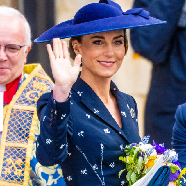 El traje chaqueta y falda de Kate Middleton es el look perfecto de invitada si no quieres llevar vestido: marca cintura, rejuvenece y favorece muchísimo 