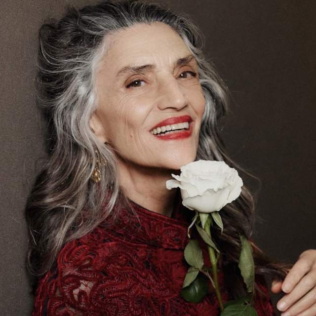 Ángela Molina recupera el rojo de Dior más romántico que sirve de inspiración a las mujeres más elegantes de 60 años