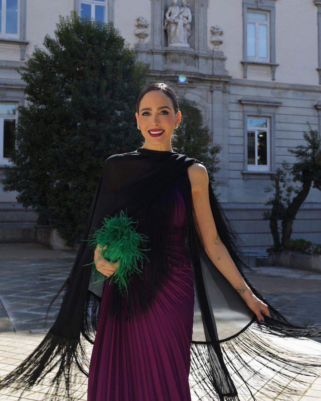 Rocío Osorno con vestido de invitada perfecta low cost de Mango y capa de Zara