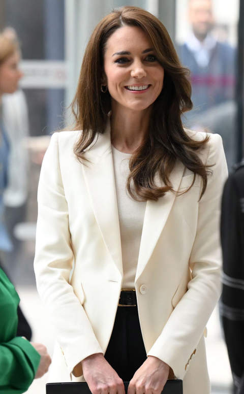 Kate Middleton sabe que hay combinaciones clásicas que son un SÍ: la blazer y el pantalón tipazo para bautizos y comuniones más elegante