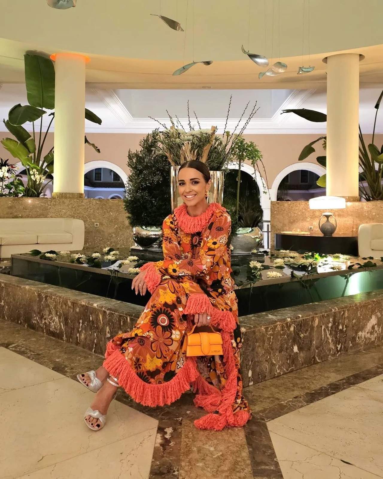 Paula Echevarría en modo diosa con las sandalias Cenicienta de Primark que combinan con el vestido más colorido de firma española thumbnail