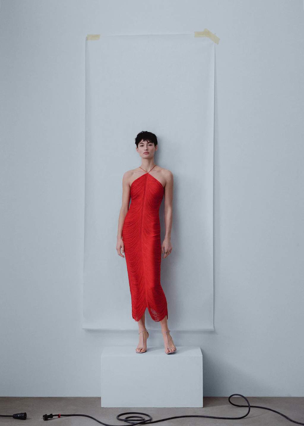 Vestidos de invitada 2023: vestido rojo flecos