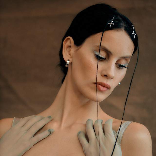 El eyeliner gráfico plateado de Milena Smit para agrandar la mirada: todo sobre su make up favorecedor y la trenza joya que nos ha FASCINADO