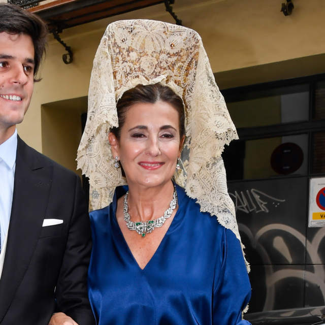 Mónica de Lacalle, la aristócrata que tiene los looks perfectos de madrina: camisa + falda, la combinación quita años para mujeres de más de 60 