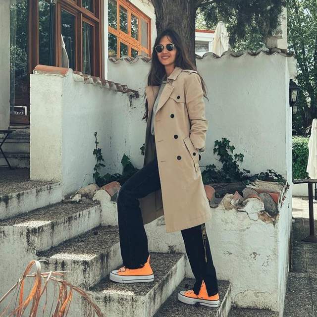 Sara Carbonero acaba de estrenar las Converse de plataforma naranjas perfectas para llevar esta primavera con jeans campana y sumar centímetros