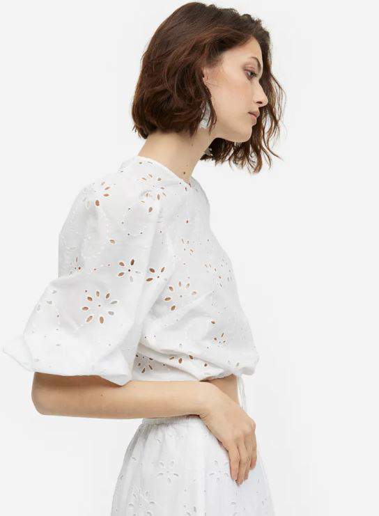 Colección primavera H&M: blusa troquelada